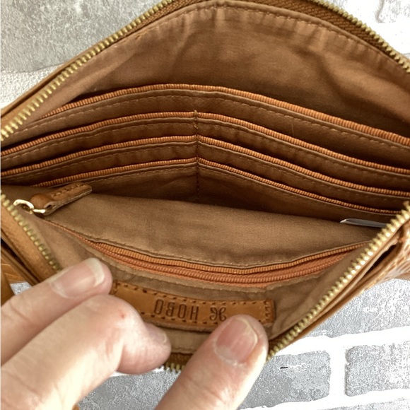 Hobo brown tooled leather Darcy crossbody - Picture 2 of 6